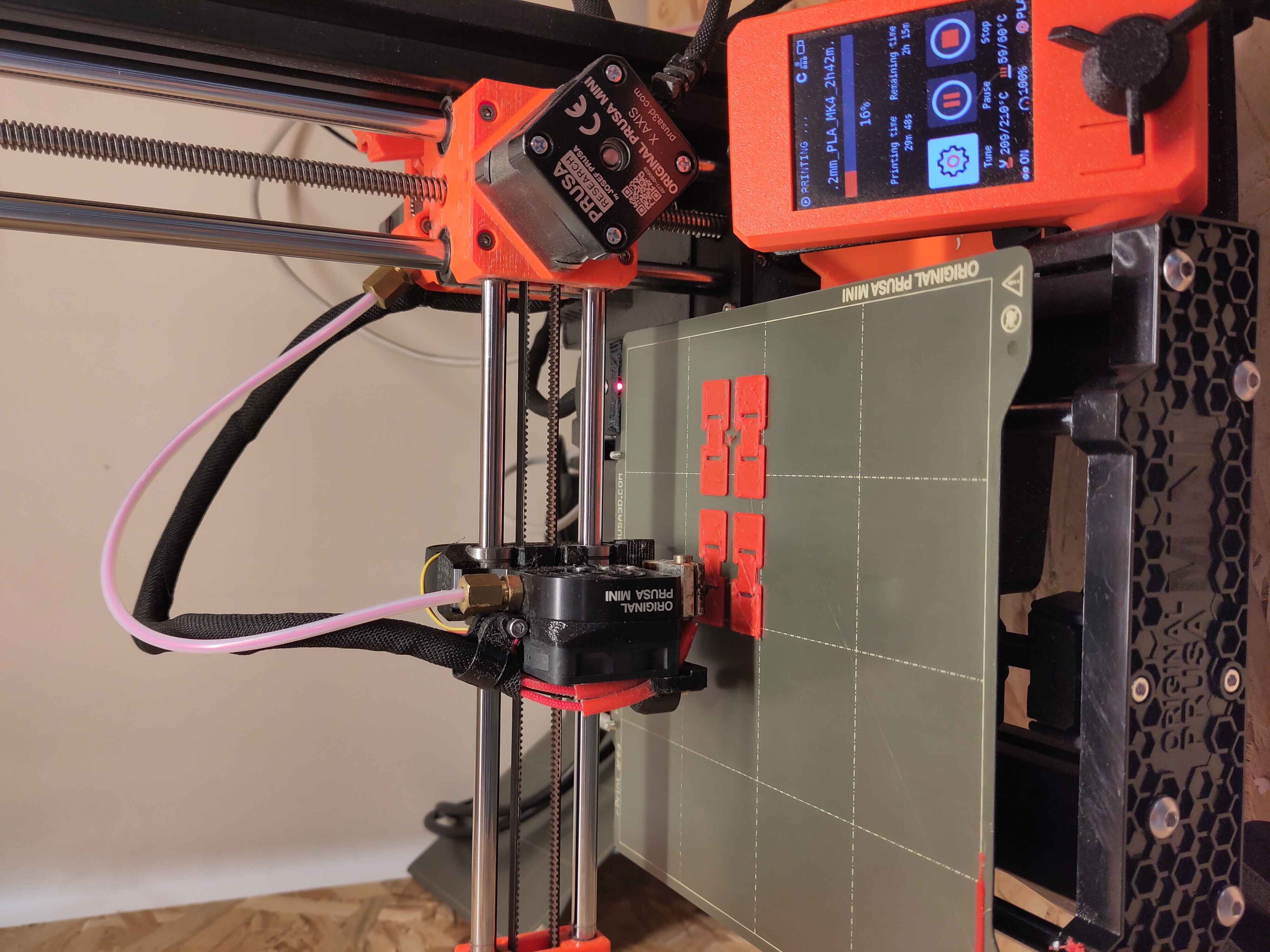 Ein 3D-Drucker druckt ein Objekt mit rotem Filament