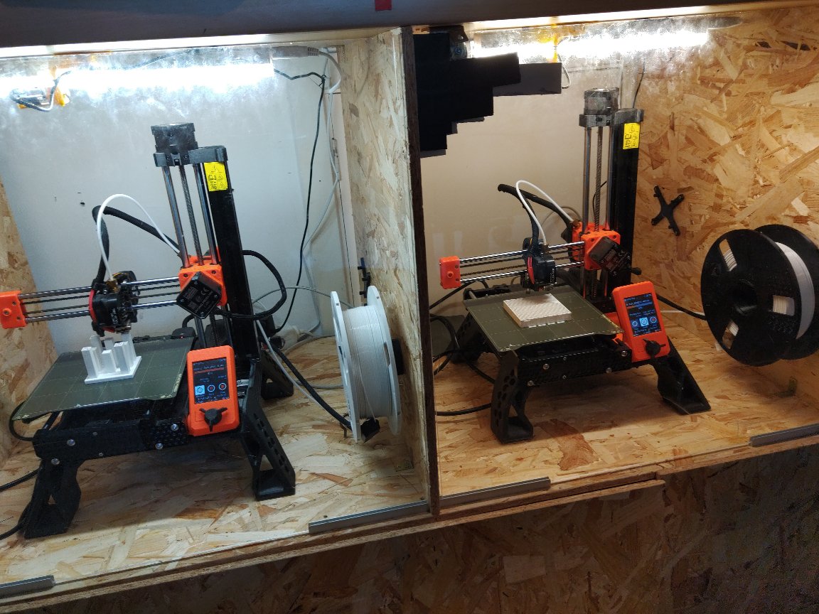 3D-Drucker drucken Objekte aus weißem Filament