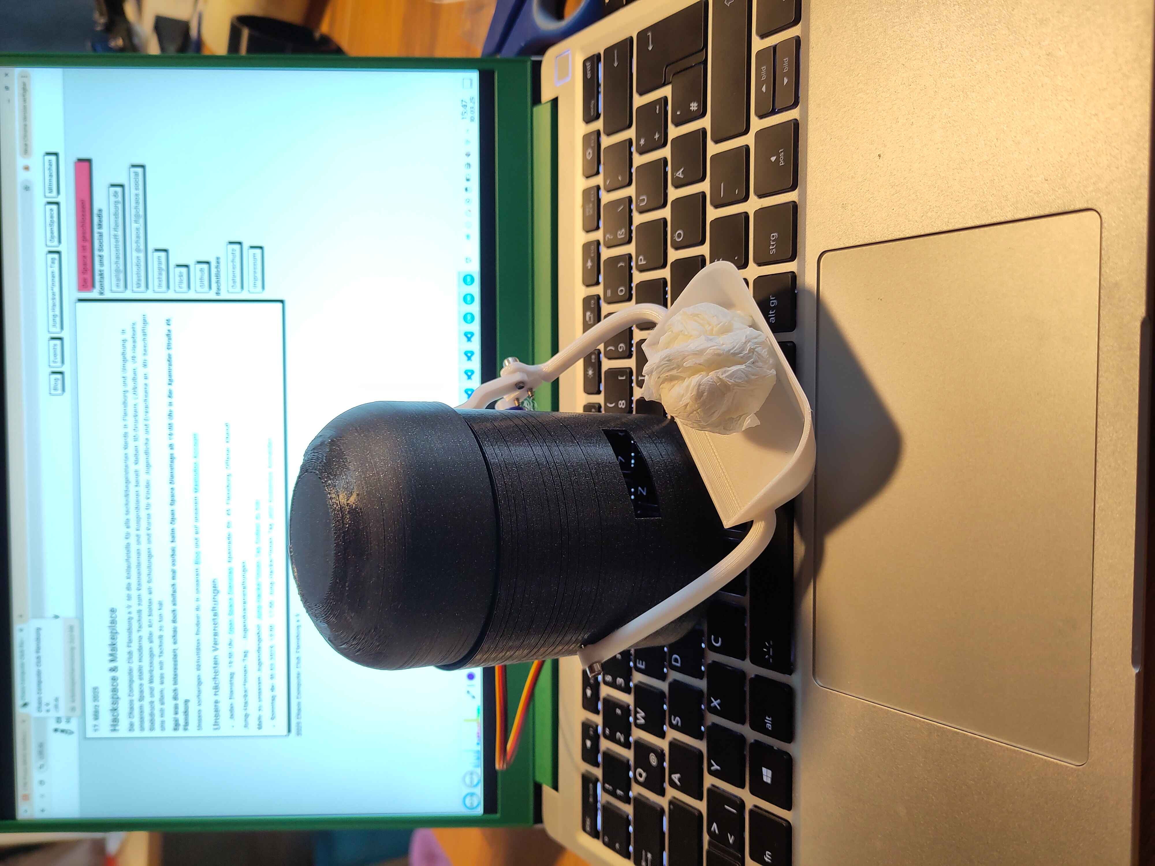 Mülleimer frisst sich mit Schaufel selbst