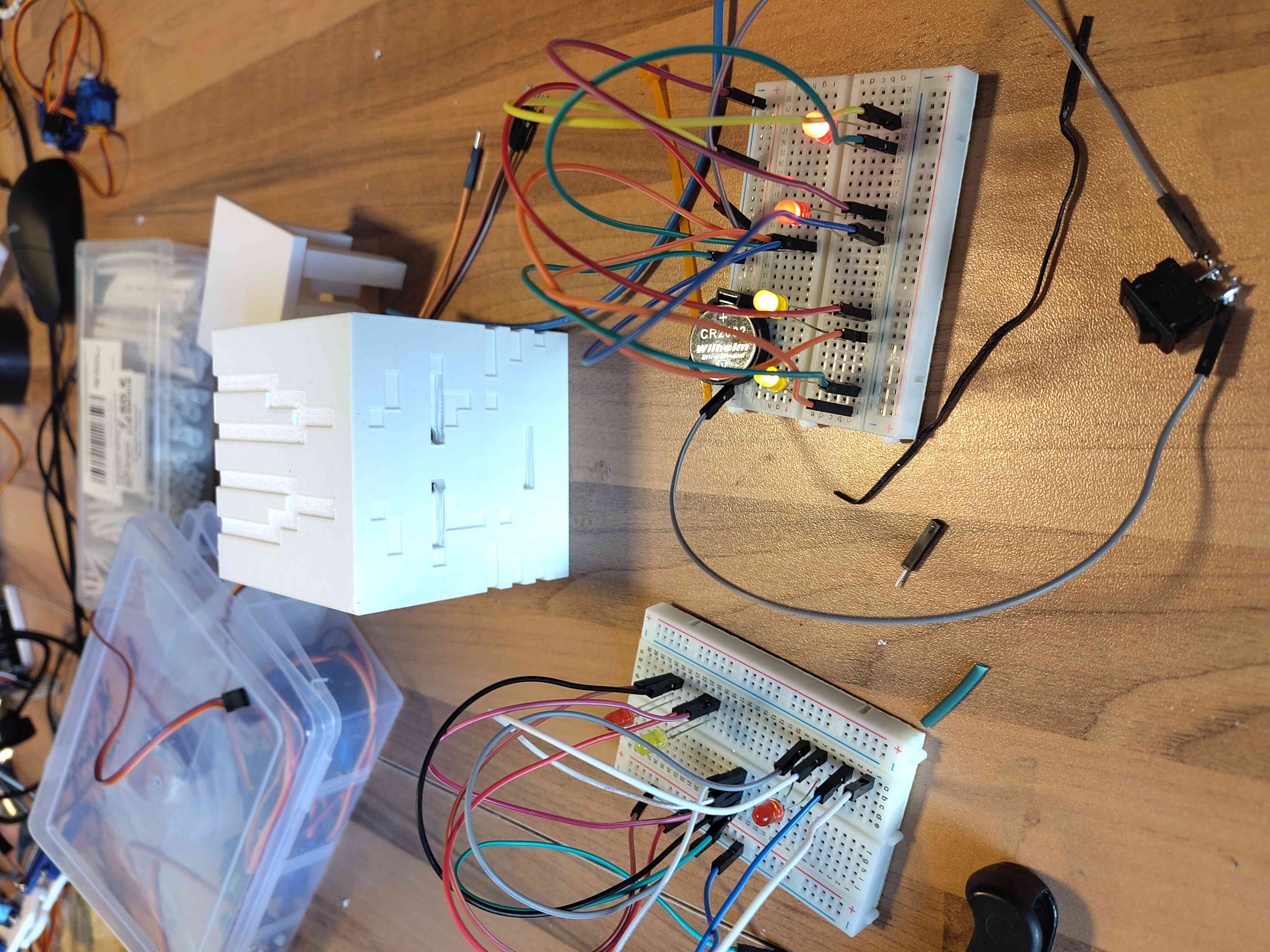 Auf einem Tisch stehen zwei Breadboards mit Jumper-Kabeln.